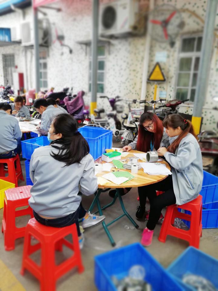 “愛密特人”在對每一個密封件產(chǎn)品仔細點數(shù)、初盤、抽盤等