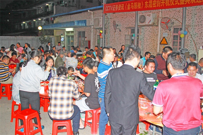 讓我們一杯酒敬過(guò)去，辛勤努力，收獲碩果，為自己打個(gè)call；一杯酒敬現(xiàn)在，身邊相伴同奮斗的人兒們，謝謝你；最后一杯酒敬未來(lái)，值得期待，風(fēng)雨同行，再創(chuàng)輝煌！