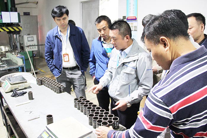 東莞市石碣鎮(zhèn)政府領導一行蒞臨愛密特密封公司總部參觀指導工作現場
