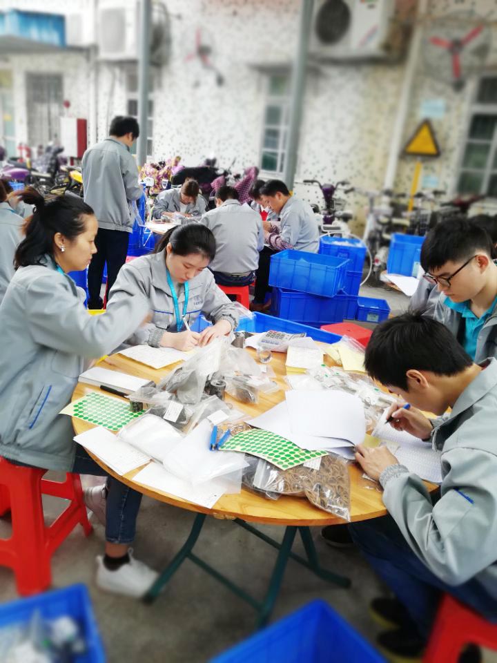 “愛密特人”在對每一個密封件產(chǎn)品仔細點數(shù)、初盤、抽盤等