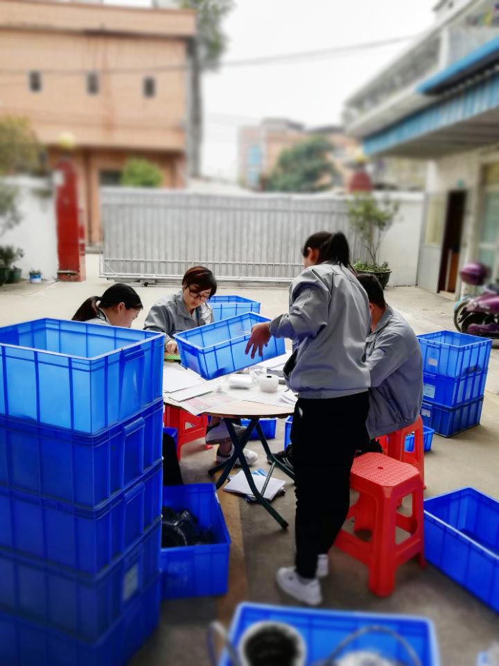 “愛密特人”在對每一個密封件產(chǎn)品仔細點數(shù)、初盤、抽盤等