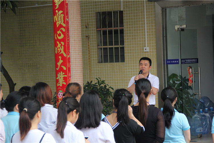 胡燕林總經(jīng)理鼓勵(lì)我們只有不斷學(xué)習(xí)進(jìn)步，我們“愛密特人”才是“地表最強(qiáng)”者。而在這次的分享中最讓我們印象最深就是“藍(lán)絲帶”所帶給我們的愛與感恩！