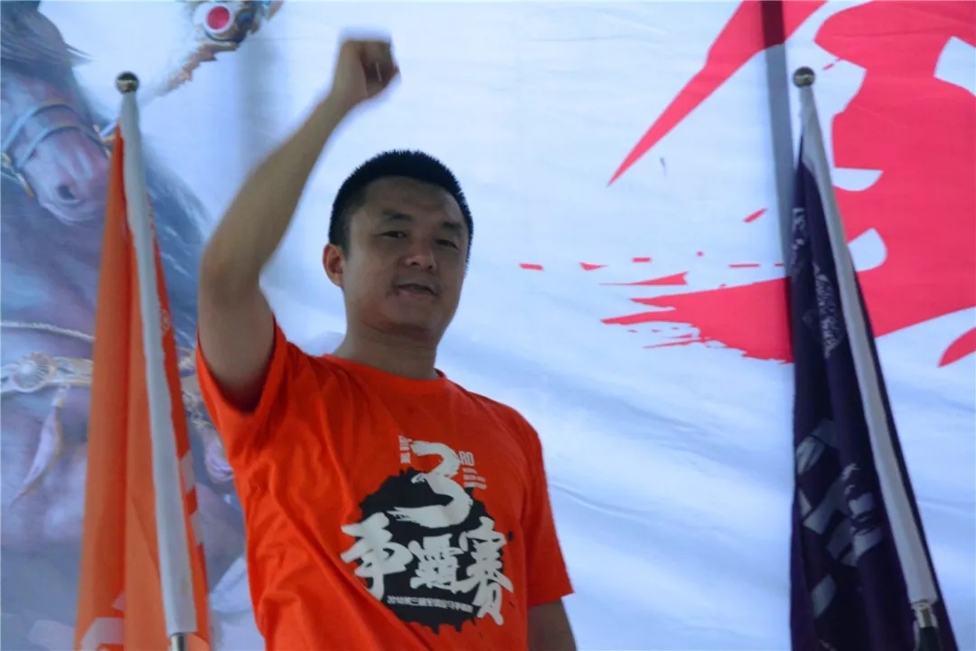 愛密特網(wǎng)絡(luò)營銷團(tuán)隊(duì)參加活動(dòng)的照片及風(fēng)采