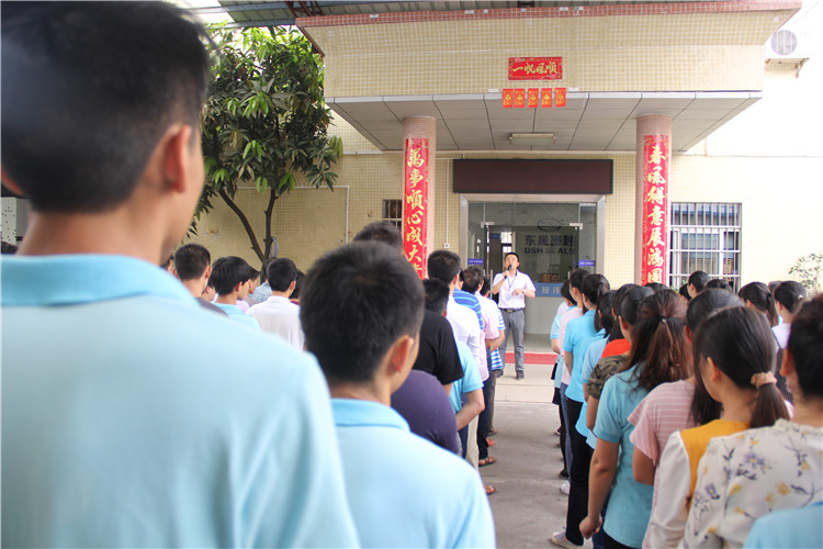 胡燕林總經(jīng)理鼓勵(lì)我們只有不斷學(xué)習(xí)進(jìn)步，我們“愛密特人”才是“地表最強(qiáng)”者。而在這次的分享中最讓我們印象最深就是“藍(lán)絲帶”所帶給我們的愛與感恩！