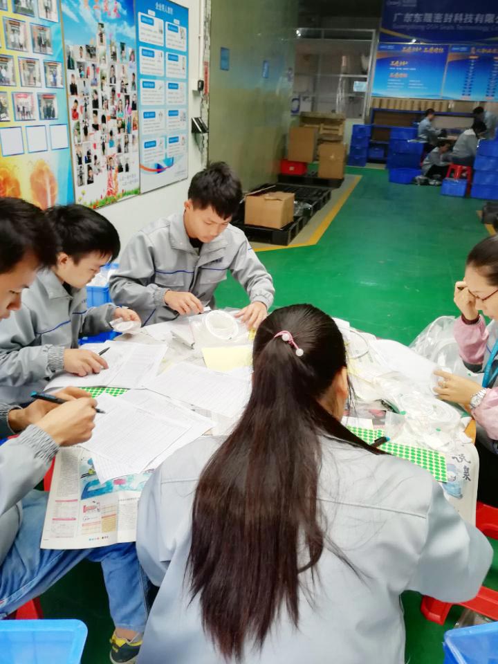 “愛密特人”在對每一個密封件產(chǎn)品仔細點數(shù)、初盤、抽盤等