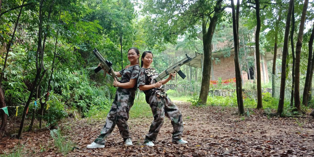 愛密特人團(tuán)隊(duì)玩真人CS野戰(zhàn)游戲