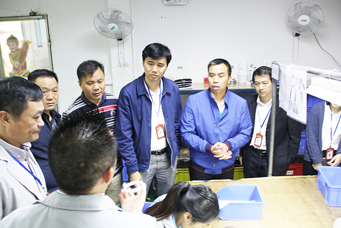 東莞市石碣鎮(zhèn)政府領導一行蒞臨愛密特密封公司總部參觀指導工作現場